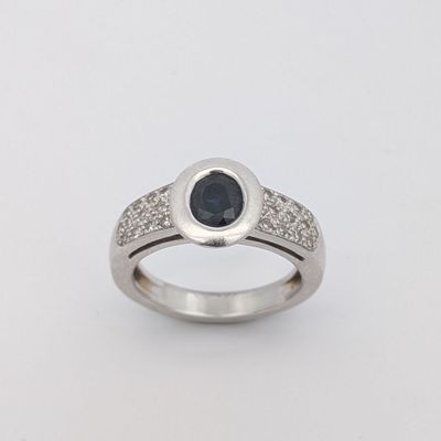 un gros plan d'une bague sertie d'un diamant noir