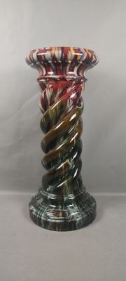 un vase en verre orné d'un motif en spirale