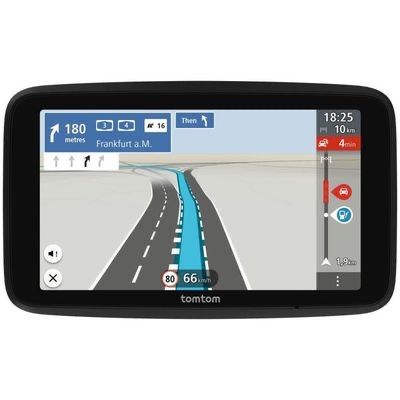un gros plan d'un appareil GPS posé sur une surface blanche