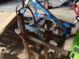 un petit tracteur garé dans un garage