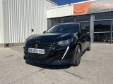 une voiture noire garée devant un bâtiment