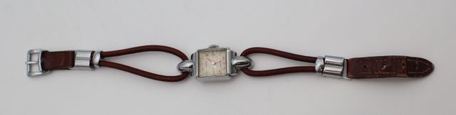 Pierce. Montre bracelet en métal et cuir. Réserve de fonctionneme...