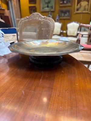 Coupe sur piédouche en métal argenté, on y joint un plat en métal arge