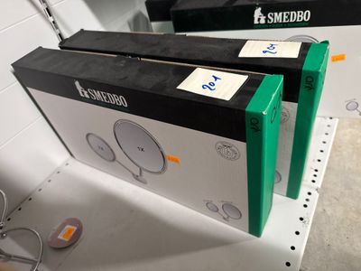 deux boîtes de manettes Nintendo Wii sur une étagère