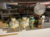 deux lampes posées sur une étagère dans un magasin