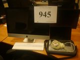 un écran d'ordinateur et un ordinateur portable posés sur un bureau