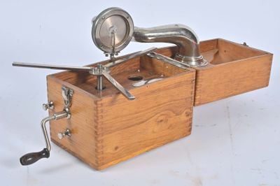 une boîte en bois munie d'une poignée en métal et une boîte en bois munie d'une poignée en métal