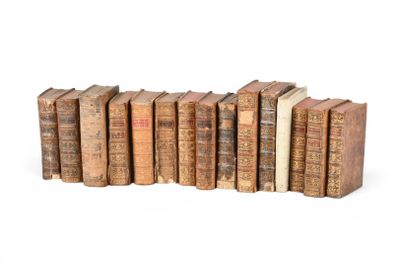 plusieurs vieux livres sont empilés sur une surface blanche