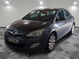 une photo d'une Opel grise garée dans un garage