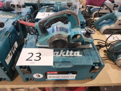 un grand nombre d'outils posés sur une table