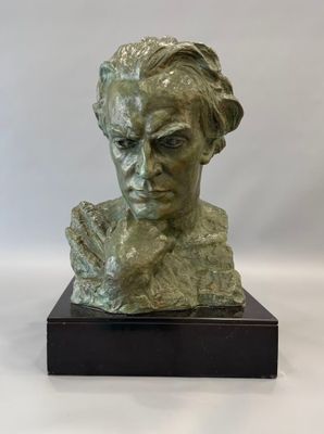 un buste en bronze représentant une femme, la main posée sur le menton
