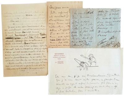plusieurs vieilles lettres sont posées sur une feuille de papier