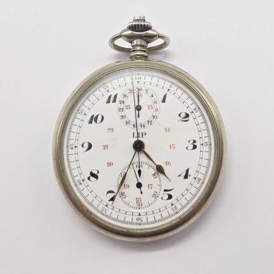 gros plan d'une montre de poche sur une surface blanche