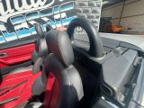 une photo d'une voiture de sport rouge et noire avec un volant