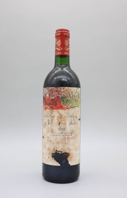 une bouteille de vin rouge posée sur une table blanche