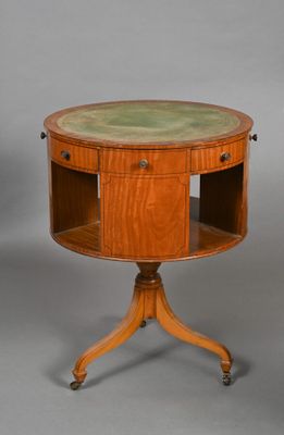 une petite table avec un plateau vert et un piètement en bois