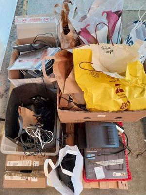 une boîte remplie d'appareils électroniques posée par terre