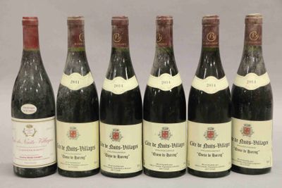six bouteilles de vin sont alignées sur une table