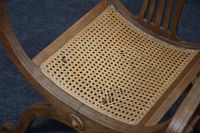 Fauteuil Dagobert en bois à assise cannée. (photo 2)