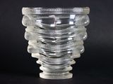 un vase en verre transparent orné d'un motif en spirale