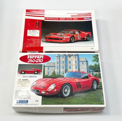 deux boîtes sur lesquelles figure l'image d'une voiture de sport rouge