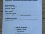 gros plan d'une feuille de papier sur une table