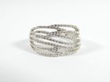bague plaquée argent ornée de pierres de cristal sur fond blanc