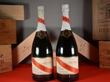 deux bouteilles de vin posées l'une à côté de l'autre sur une table
