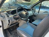 une photo d'une voiture avec un volant et un tableau de bord