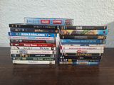 de nombreux DVD empilés les uns sur les autres sur une table