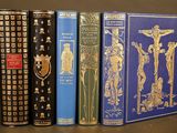 trois livres posés l'un sur l'autre sur une table
