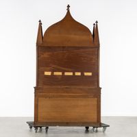 Une bibliothèque ou vitrine exceptionnelle, en noyer, ornée … (photo 6)