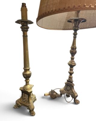 une paire de lampes de table anciennes en laiton, chacune munie d'un abat-jour