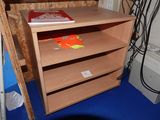 une étagère en bois sur laquelle est posé un livre