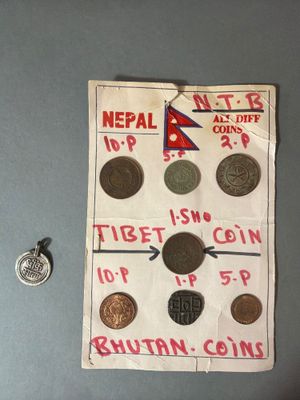Ensemble de 7 monnaies du Népal, Tibet et Bhutan, présentées…