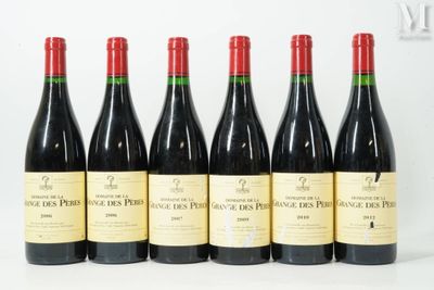 six bouteilles de vin rouge sont alignées