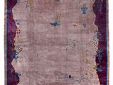 un tapis violet orné d'un motif floral