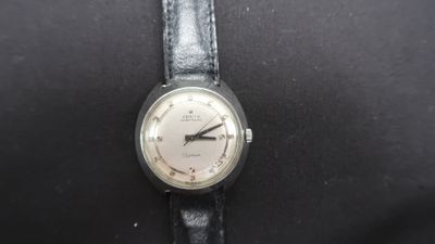 gros plan d'une montre-bracelet sur une surface noire