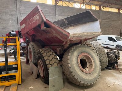 un camion-benne garé dans un garage