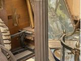 une lampe posée sur une table