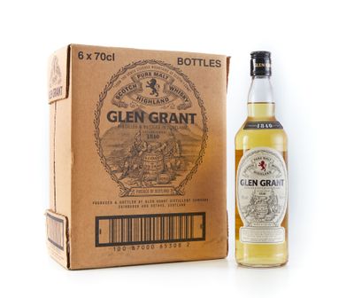 une photo d'une bouteille de gin Grant à côté d'un carton