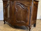 une vieille armoire en bois posée sur un sol en bois dur