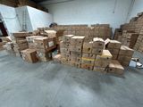 une grande quantité de cartons empilés les uns sur les autres dans un entrepôt