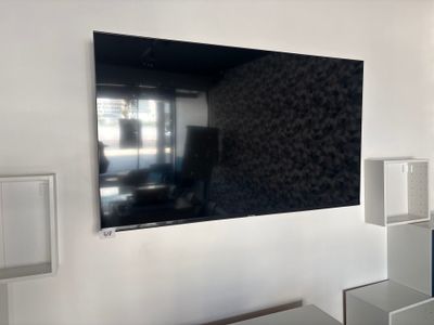 une photo d'une télévision à écran plat montée sur un mur