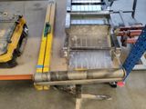 une machine posée sur une table dans une pièce