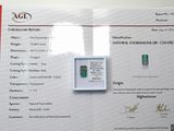 un certificat sur lequel figure l'image d'une émeraude verte