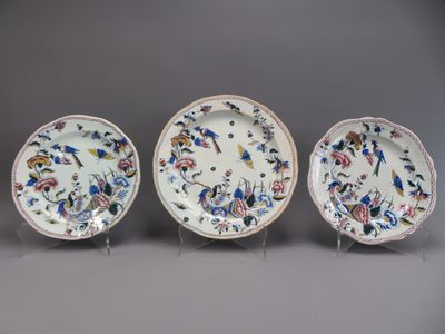 GIEN. Un plat et deux assiettes en faïence, décor de corne d…