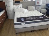 un lit sur lequel est posé un matelas dans une pièce