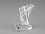 sculpture en verre transparent représentant un cheval, posée sur un socle reposant sur une surface grise