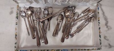 six spoons and two spoons in a box